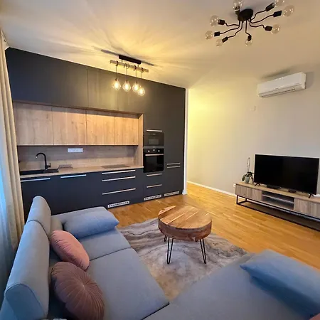 Panoramic In Center With Private Parking Garage 아파트 *