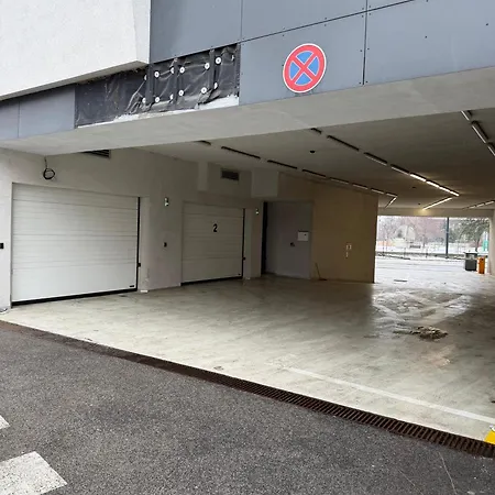 Panoramic In Center With Private Parking Garage * ブラチスラヴァ