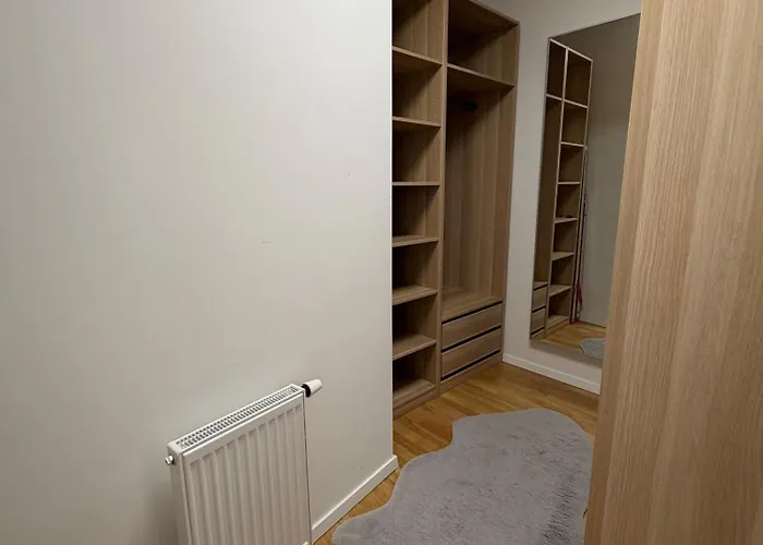 Panoramic In Center With Private Parking Garage *