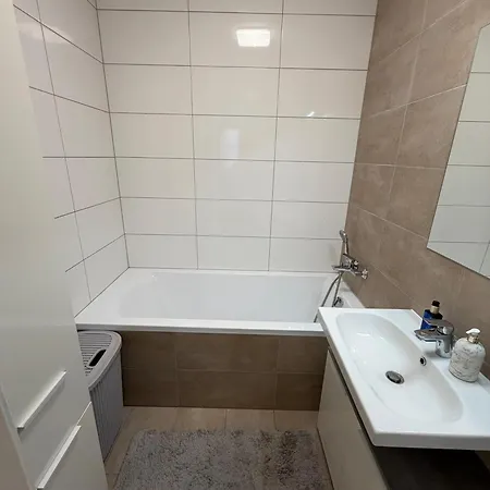 Panoramic In Center With Private Parking Garage Apartment *