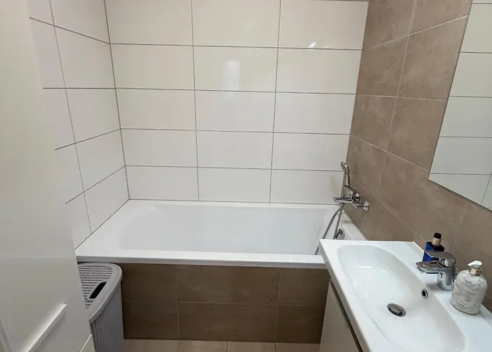 Panoramic In Center With Private Parking Garage Apartment *